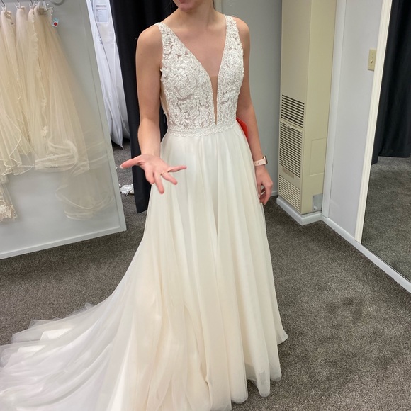 Brand new Mori Lee Wedding Dress - Picture 3 of 6